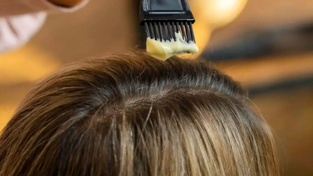 Adiós a los tintes: el sorprendente secreto natural que transformará tu cabello y te hará lucir más joven