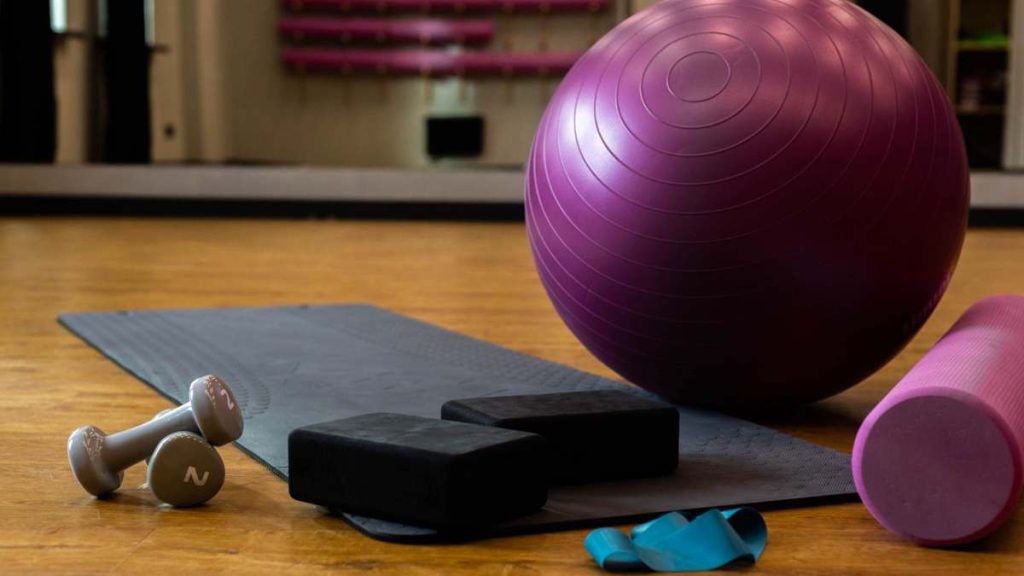Cómo quemar grasa entrenando en casa: 4 equipos esenciales para transformar tu cuerpo