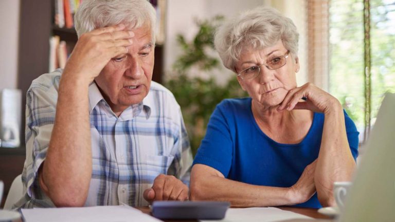 Cómo te pueden reducir hasta un 30 % de tu pensión aunque hayas cotizado 45 años