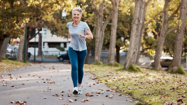 Cuántos pasos al día deberías dar si tienes más de 60 años, según los expertos