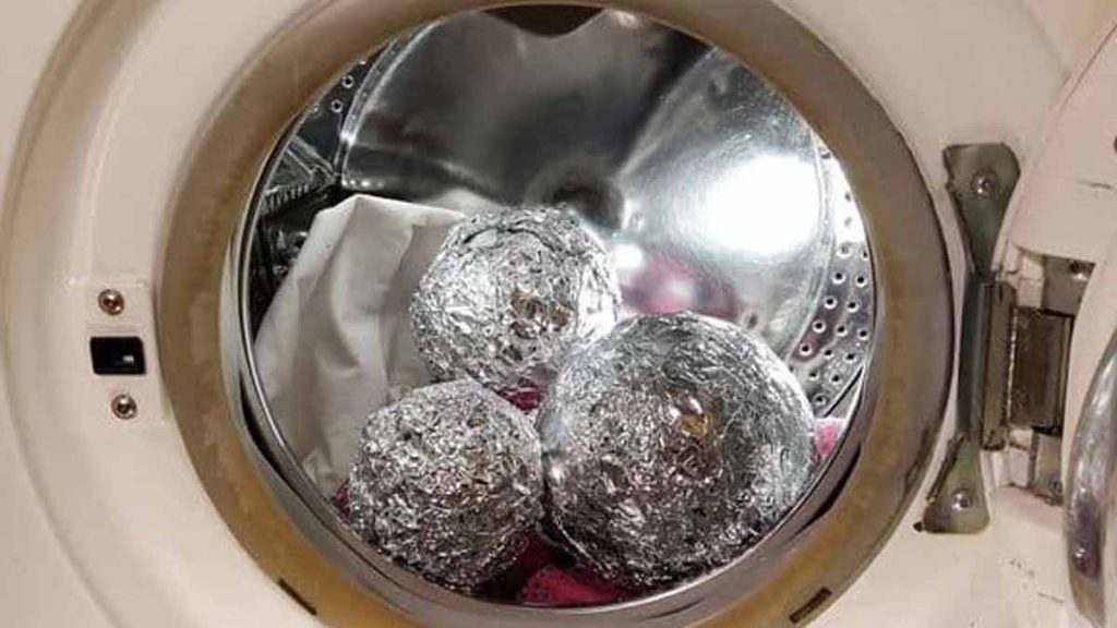 ¡El increíble truco que todos están usando: por qué poner una bola de papel aluminio en la lavadora transforma tu ropa!