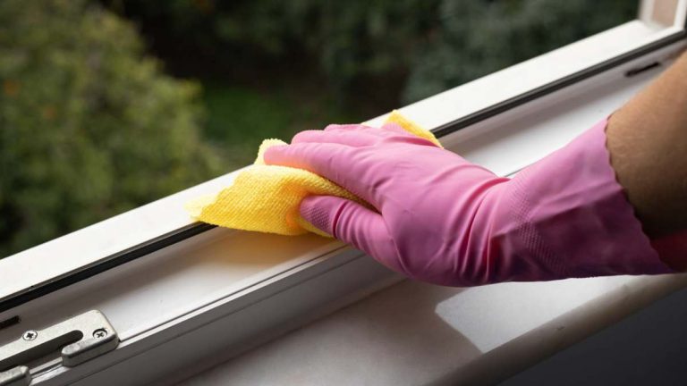 Descubre el truco más fácil para dejar los rieles de tus ventanas como nuevos