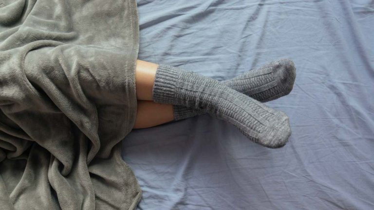 ¿Duermes con calcetines? Esto es lo que revela sobre tu personalidad, según la psicología