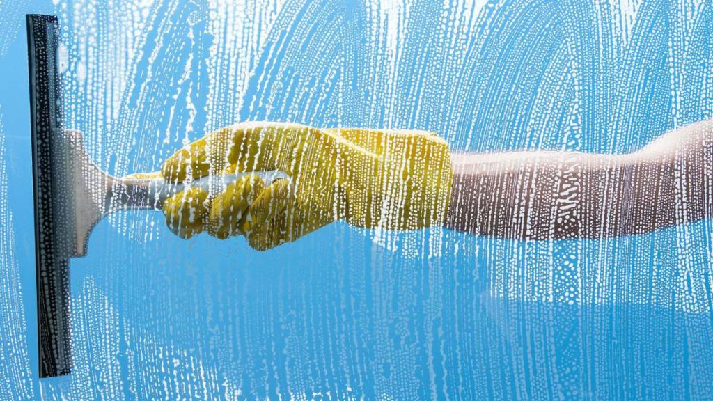 El ingrediente de cocina que deja tus ventanas como nuevas (¡y no es vinagre!)
