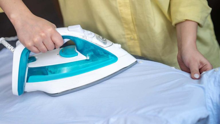 El truco infalible para eliminar los pliegues de tu ropa en menos de 2 minutos