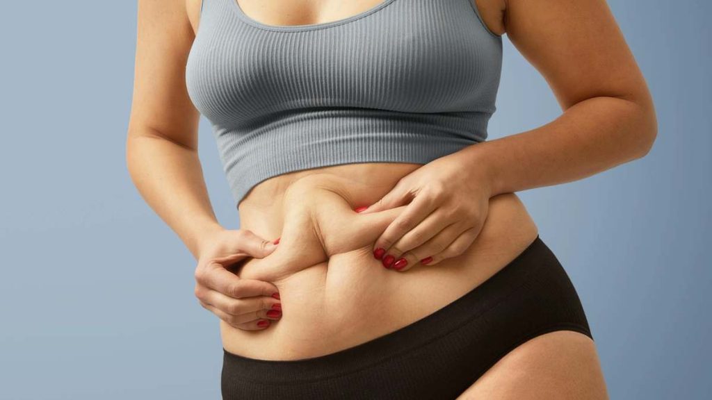 Grasa abdominal: 3 ejercicios diarios para un vientre plano en solo 7 minutos, según una entrenadora