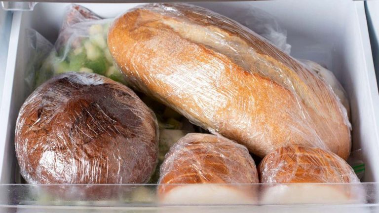 Ni horno, ni bolsa: el truco sencillo para descongelar pan en 30 segundos sin que se empape