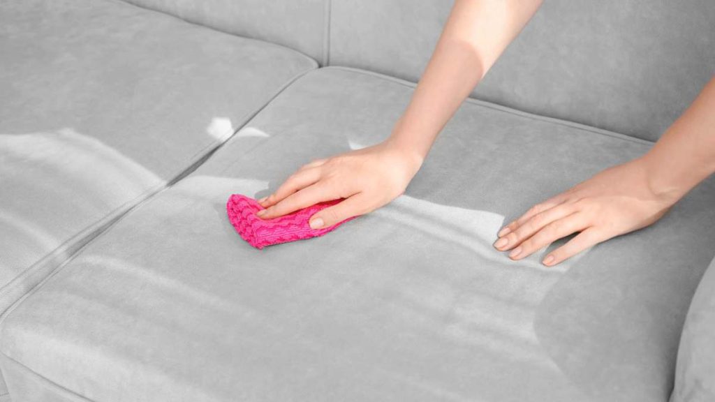 Ni bicarbonato ni vinagre: el truco inesperado para deshacerte de las manchas en tu sofá sin esfuerzo