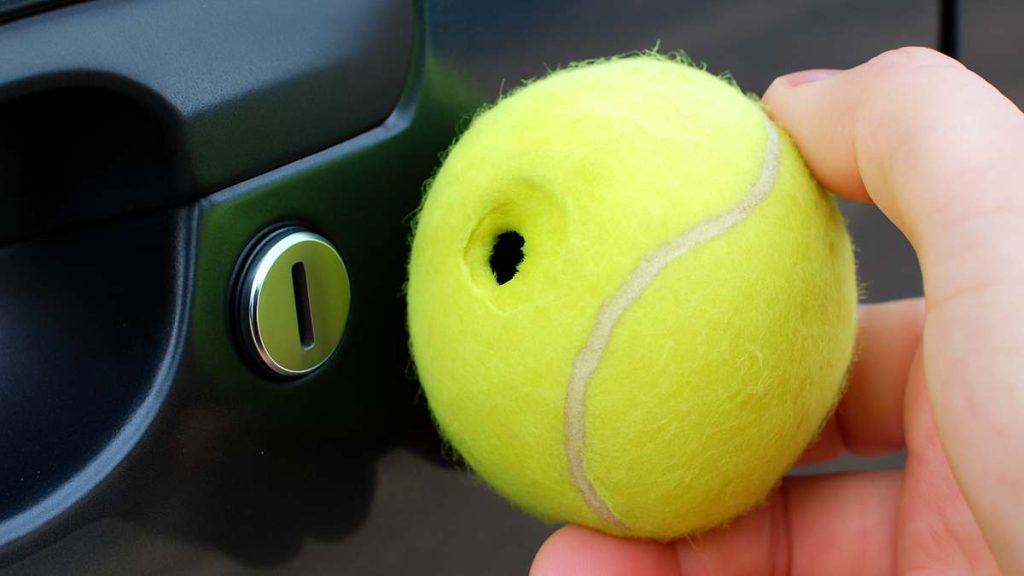 Olvidaste las llaves dentro del coche: el truco con una pelota de tenis que puede sacarte del apuro