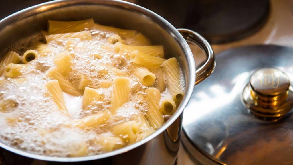 El truco de cocina muy sencillo para evitar que el agua de la pasta o el arroz se derrame, muchos lo desconocen