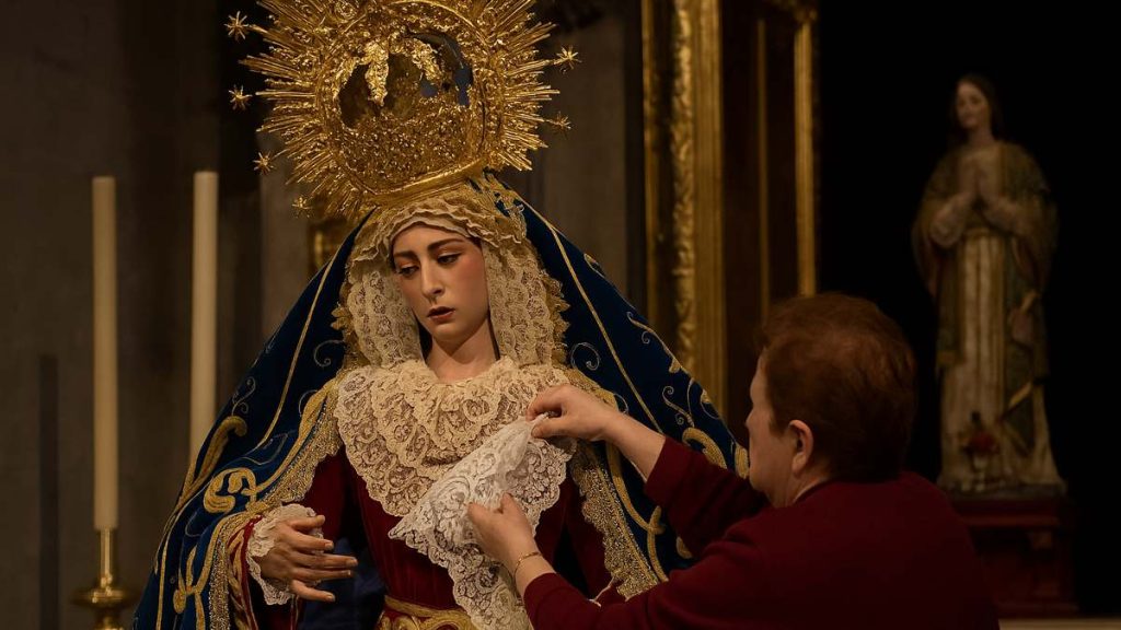 Vestir a la Virgen: el arte silencioso que esconde devoción, tradición y mucha emoción