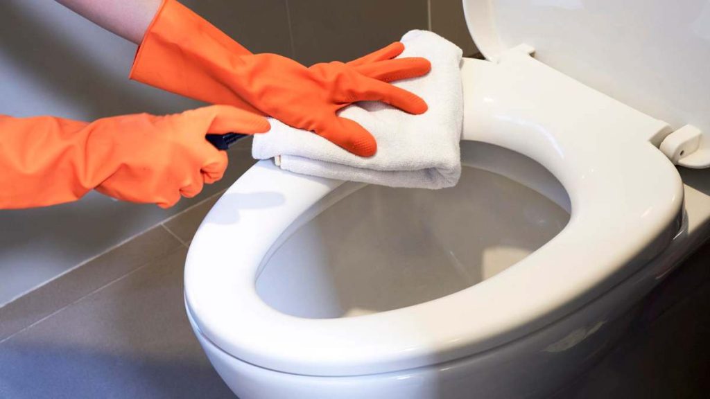 ¿Cómo lograr que la tapa del inodoro luzca impecable y elimine las manchas amarillas en solo 10 minutos, según los especialistas?