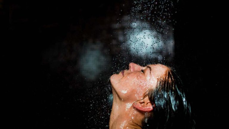 La sorprendente razón por la que deberías evitar lavar tu cara en la ducha