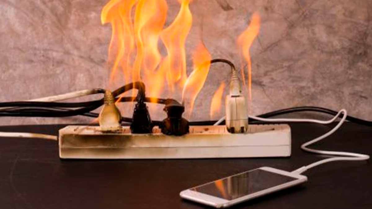 Los electricistas insisten: nunca instales una regleta en este lugar específico de la casa (¡puede salvar tu vida!)