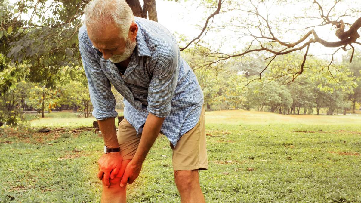 Ni natación ni pilates: la actividad recomendada para mayores de 65 años que sufren dolor articular