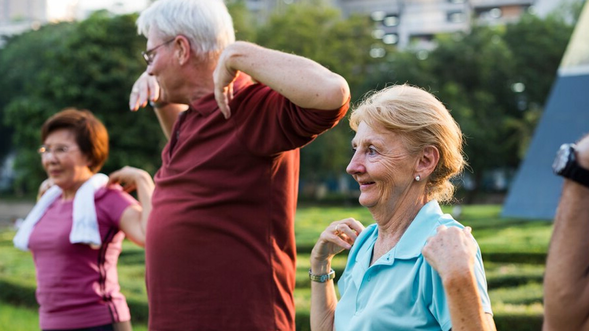 Ni pilates ni yoga: el mejor ejercicio para mayores de 55 años que se puede hacer en casa para ganar músculo