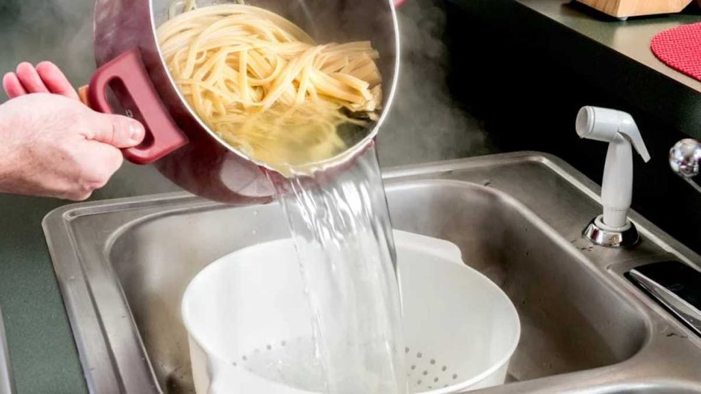 No deseches más el agua de cocción de la pasta: descubre sus beneficios ocultos