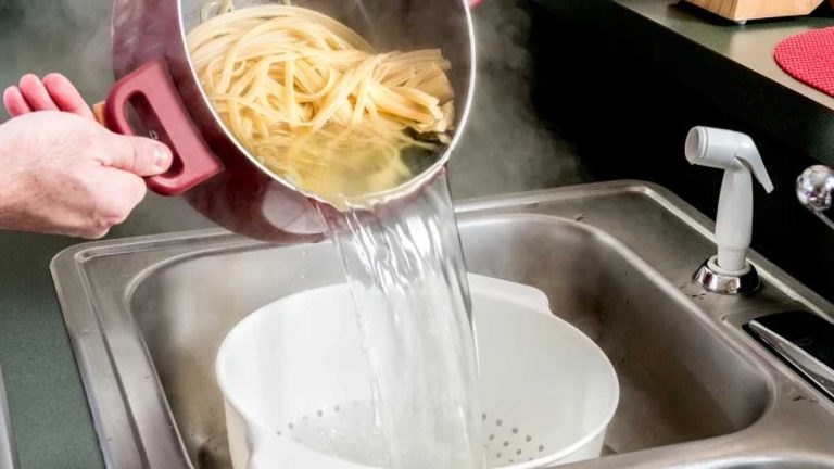 No deseches más el agua de cocción de la pasta: descubre sus beneficios ocultos