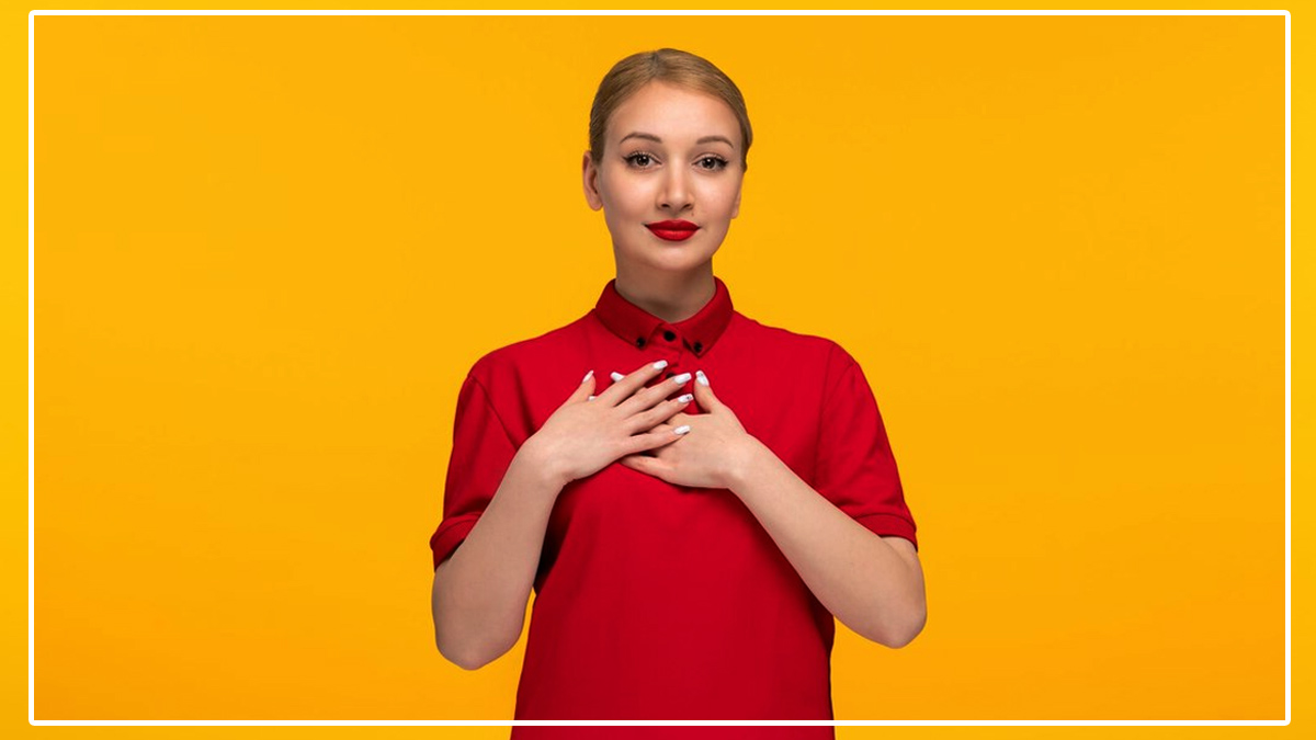 ¿Qué significa poner la mano en el pecho al hablar? La psicología lo explica